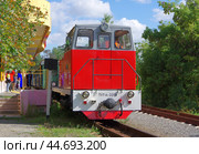 Тепловоз ТУ7А-3359 прицепляется к составу, станция Солнечная, Южно-Уральская малая железная дорога, Челябинск (2024 год). Редакционное фото, фотограф Алексей Иванов / Фотобанк Лори