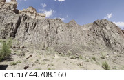 Panorama of the yellow cliffs of the canyon in sunny weather against the blue sky. Стоковое видео, видеограф Ярославский Максим / Фотобанк Лори