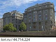 Large six-story building, Vege apartment building (architect Ovsyannikov), with courtyard-kurdoner on Kryukov Canal Embankment. St. Petersburg, Russia (2024 год). Редакционное фото, фотограф Валерия Попова / Фотобанк Лори