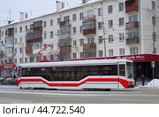 Трамвай УТМ 71-407-01 №035, улица Гагарина, Екатеринбург (2019 год). Редакционное фото, фотограф Алексей Иванов / Фотобанк Лори