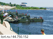 Военный буксирно-моторный катер БМК-15 и паром, на реке Волга. Волгоград, Центральная набережная, Россия. (2021 год). Редакционное фото, фотограф Андрей Цыганков / Фотобанк Лори