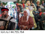 Казак играет на гармони на площадке фестиваля "Казачья станица Москва" в парке "Коломенское" города Москвы, Россия. Редакционное фото, фотограф Николай Винокуров / Фотобанк Лори