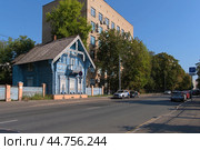 Старый бревенчатый дом в центре Москвы. Погодинская изба. (2024 год). Редакционное фото, фотограф MК / Фотобанк Лори