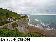 Charming Zumaia Itzurun beach. Steeply-tilted layers of flysch. Atlantic ocean surf in Basque Autonomous Community  in day in Bay of Biscay. View from above / top view. (2019 год). Стоковое фото, фотограф YuryKara / Фотобанк Лори
