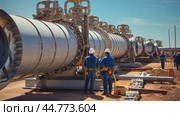 Engineers inspecting modern industrial pipeline under construction. Стоковое AI-видео, аниматор Юрий Поздников / Фотобанк Лори