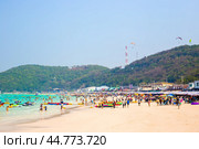 Crowded sandy beach with tourists on vacation on Koh Larn Island. Travel and tourism. Thailand, Pattaya (2024 год). Редакционное фото, фотограф Коханова Наталья / Фотобанк Лори