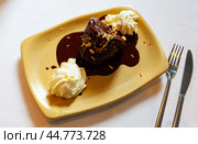Molten chocolate cake. Стоковое фото, фотограф Яков Филимонов / Фотобанк Лори
