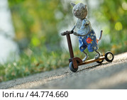 Игрушки. Кот едет на самокате. Стоковое фото, фотограф Dmitry29 / Фотобанк Лори
