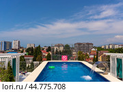 Вид на городские здания и бассейн с Отеля Форвард и зеленые деревья (2024 год). Стоковое фото, фотограф Пучков Андрей Александрович / Фотобанк Лори
