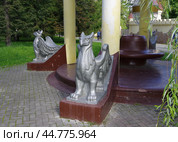"Ротонда с грифонами" (фрагмент), Городской сад им. Пушкина, Челябинск (2024 год). Редакционное фото, фотограф Алексей Иванов / Фотобанк Лори