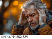 Пожилой мужчина держится руками за голову. Головная боль, ломит виски. Стоковое AI-изображение, AI-художник Щеголева Ольга / Фотобанк Лори