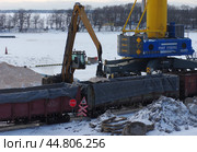Погрузка сыпучего груза в железнодорожные полувагоны, грузовой порт Выборг, Ленинградская область (2019 год). Редакционное фото, фотограф Алексей Иванов / Фотобанк Лори