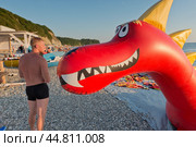 Черное море, пляж, Краснодарский край, Туапсинский район, Бухта Михайловская молодой человек  смотрит в глаза змея Горыныча. Стоковое фото, фотограф Александр Циликин / Фотобанк Лори