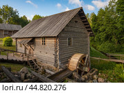 Деревянная водяная мельница солнечным июньским утром. Музейный комплекс Усадьба мельника в Бугрово. Пушкинские Горы (2024 год). Редакционное фото, фотограф Виктор Карасев / Фотобанк Лори