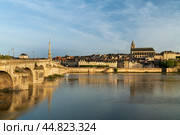 Blois, Loire and Cher, France, 04.28.2019: View of the embankment with Saint Louis Cathedral and ancient houses and the Jacques Gabriel Bridge over the Loire River on a sunny summer day. Редакционное фото, фотограф Ula Ulachka / Фотобанк Лори