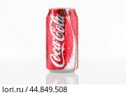 New York, USA - June 09, 2023: Classic Coca-Cola can on White Background. Coca-Cola Company is most popular market leader in world. Редакционное фото, фотограф Павел Муравьев / Фотобанк Лори