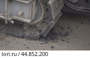 Asphalt laying, road mixture, road equipment, bitumen укладка асфальта, смесь для дороги, дорожная техника, битум. Стоковое видео, видеограф Опока Алексей / Фотобанк Лори