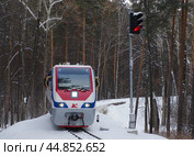 Тепловоз ТУ10-013 около светофора Ч1Б, Екатеринбургская ДЖД, ЦПКиО имени Маяковского (2018 год). Редакционное фото, фотограф Алексей Иванов / Фотобанк Лори