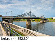 Вид на Староволжский мост со стороны набережной Михаила Ярославича в осенний день. Тверь. Россия. Редакционное фото, фотограф E. O. / Фотобанк Лори