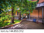 Район Хитровка, старый дворик, Хитровский переулок, Хитровская площадь, Москва (2023 год). Стоковое фото, фотограф Baturina Yuliya / Фотобанк Лори