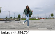 Shuffle Dance Video Young woman dancing on the street. Стоковое видео, видеограф Андрей Аркуша / Фотобанк Лори