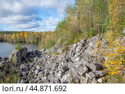 Фрагмент заброшенной каменоломни на берегу озера. Карелия (2022 год). Стоковое фото, фотограф Анна Карасева / Фотобанк Лори
