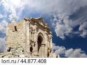 Arch of Hadrian in Gerasa (Jerash), Jordan. Against the background of a beautiful sky with clouds (2016 год). Стоковое фото, фотограф Владимир Журавлев / Фотобанк Лори