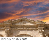 Arch of Hadrian in Gerasa (Jerash), Jordan. Against the background of a beautiful sky with clouds (2016 год). Стоковое фото, фотограф Владимир Журавлев / Фотобанк Лори