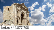 Arch of Hadrian in Gerasa (Jerash), Jordan. Against the background of a beautiful sky with clouds (2016 год). Стоковое фото, фотограф Владимир Журавлев / Фотобанк Лори