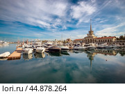 Вид на яхтенную пристань в морском порту Сочи (2024 год). Редакционное фото, фотограф Геннадий Соловьев / Фотобанк Лори