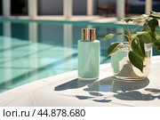 A mock-up of a blue bottle on a marble rim against the background of a beautiful swimming pool. Стоковое AI-изображение, AI-художник Ярославский Максим / Фотобанк Лори