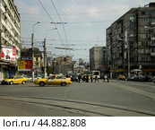 Уличное движение возле Северного вокзала города Бухареста, Румыния. Солнечный весенний день (2008 год). Редакционное фото, фотограф Александр Кузнецов / Фотобанк Лори