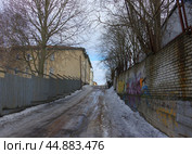 Выборг, заледеневшая улица Красина (подъем от ул. Выборгской до ул. Сторожевой Башни), Ленинградская область (2019 год). Редакционное фото, фотограф Алексей Иванов / Фотобанк Лори