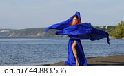 Oriental dances - young beautiful woman dancing on the beach. Стоковое видео, видеограф Андрей Аркуша / Фотобанк Лори