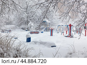 Сильный снегопад. Свежий снежный покров на детской площадке.  It is snowing and creating large drifts. Fresh snow cover, snow-covered trees and a playground. Стоковое фото, фотограф Лариса Гордеева / Фотобанк Лори