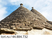 Typical conical stone roof of a house - trullo in Alberobello, Puglia, Italy (2019 год). Стоковое фото, фотограф Лариса Гордеева / Фотобанк Лори