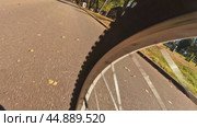 The rapid movement of the tire of the bicycle wheel on the asphalt. Стоковое видео, видеограф Ярославский Максим / Фотобанк Лори
