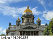 Golden domes of Saint Isaac's Cathedral (1858), Russian Orthodox cathedral on sunny summer day. St Petersburg, Russia (2024 год). Стоковое фото, фотограф Валерия Попова / Фотобанк Лори