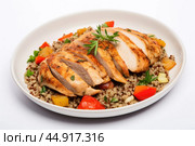 Buckwheat with chicken breast, baked with vegetables. Rich source of protein, fiber and vitamins to keep you energized and fit during your workouts. Стоковое AI-изображение, AI-художник Veniamin Kraskov / Фотобанк Лори