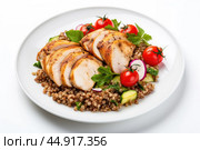 Buckwheat with chicken breast, baked with vegetables. Rich source of protein, fiber and vitamins to keep you energized and fit during your workouts. Стоковое AI-изображение, AI-художник Veniamin Kraskov / Фотобанк Лори