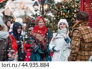 MOSCOW, RUSSIA - JANUARY 9, 2024:New Year and Christmas celebrations on Red Square in the center of Moscow. A festive fair and costumed actors. Редакционное фото, фотограф Photojuli / Фотобанк Лори