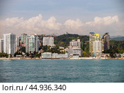 Вид на город Сочи с моря, в районе Дендрария (2024 год). Редакционное фото, фотограф Геннадий Соловьев / Фотобанк Лори