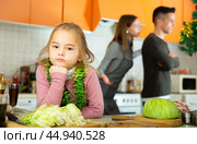 Sad small girl while young parents quarrelling before christmas. Стоковое фото, фотограф Яков Филимонов / Фотобанк Лори