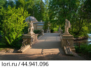 View of the Centaur Bridge over the Slavyanka River in the Pavlovsky Palace and Park Complex on a sunny summer day, St. Petersburg, Russia. Стоковое фото, фотограф Ula Ulachka / Фотобанк Лори