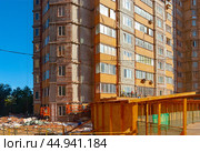 Город Балашиха. Капитальный ремонт жилого дома (2024 год). Стоковое фото, фотограф Зобков Юрий / Фотобанк Лори