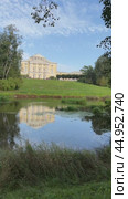 PAVLOVSK, SAINT PETERSBURG, RUSSIA - September 14, 2024: Verticail vdeo of Pavlovsk Palace - summer residence of Emperor Paul I on sunny day. Scenic landscape with reflection palace in Slovyanka river. Редакционное видео, видеограф Виктория Катьянова / Фотобанк Лори