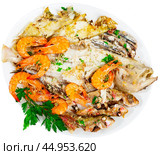 Deep-fried fish carcasses are served on plate - assorted Atlantic sea fish and shrimp. Стоковое фото, фотограф Яков Филимонов / Фотобанк Лори