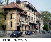 Старинный жилой дом на улице Париж в центре города Бухарест, Румыния (2008 год). Стоковое фото, фотограф Александр Кузнецов / Фотобанк Лори