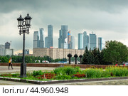 Вид на небоскребы Москва-сити и Кутузовский проспект из Парка Победы перед грозой (2024 год). Редакционное фото, фотограф Лариса Гордеева / Фотобанк Лори