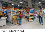 Интерьер магазина «Дикси». Первый продуктовый магазин в Петербургском метрополитене. Станция метро «Достоевская». Санкт-Петербург. Редакционное фото, фотограф Румянцева Наталия / Фотобанк Лори